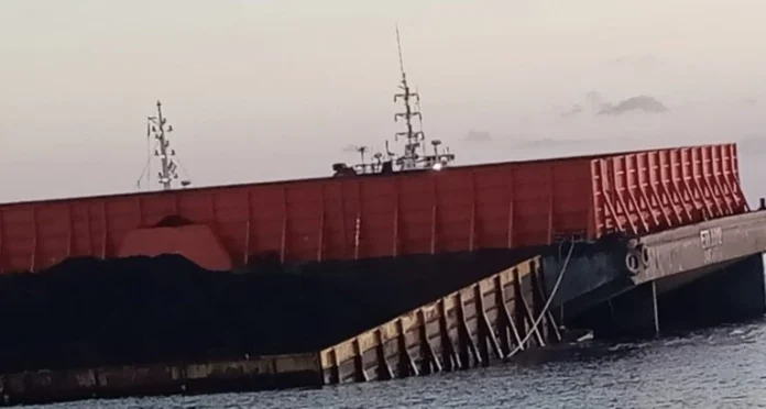 kapal tongkang kandas