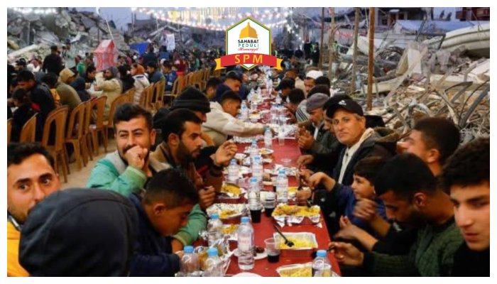 Warga Gaza tetap bersukacita berbuka puasa di antara reruntuhan bangunan