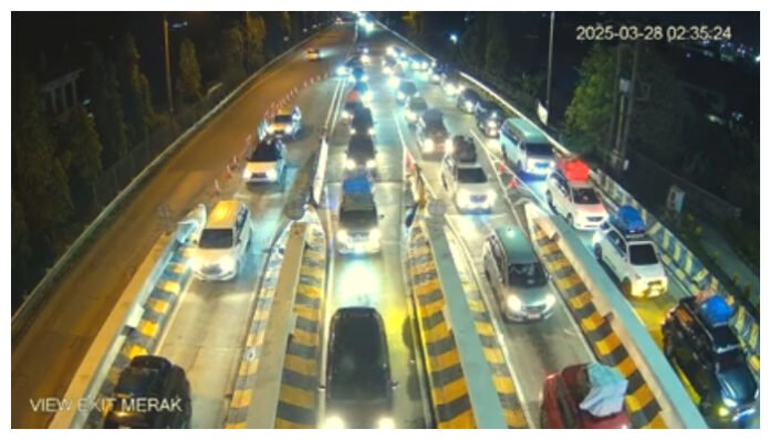 Antrean kendaraan di GT Exit Merak menuju Pelabuhan (mudik.pu/cctv tol)