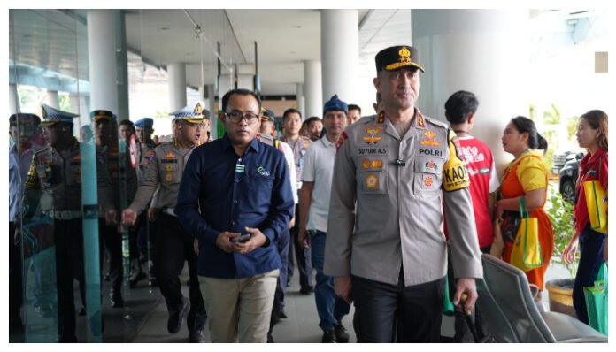 Kapolda Banten Irjen Pol Suyudi Ario Seto, dan Dirut ASDP Heru Widodo tinjau pengamanan penyeberangan di Pelabuhan Merak, Sabtu 29 Maret 2025. (Doc. Bid Humas Polda Banten)