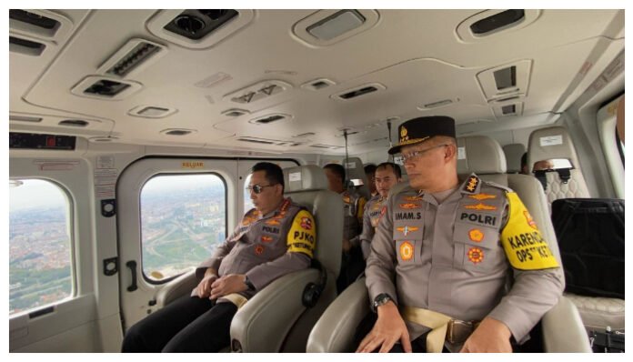 Kapolri Jenderal Polisi Listyo Sigit Prabowo melakukan pantauan udara arus mudik lebaran Idul Fitri di Tol Jakarta-Cikampek (Dok. Korlantas Polri)