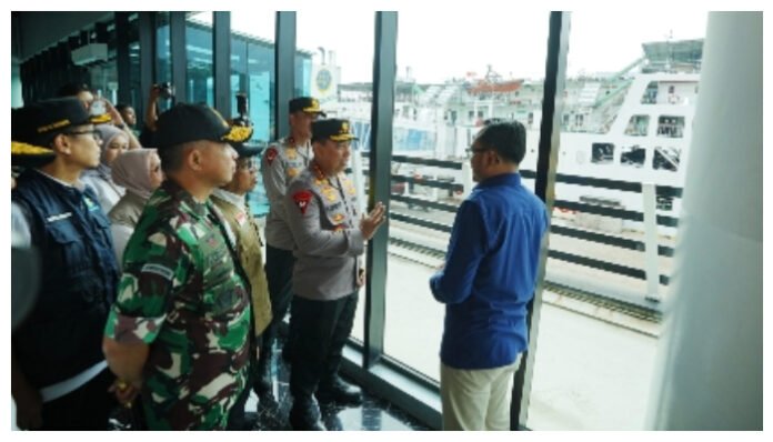 Kapolri Jenderal Listyo Sigit Prabowo bersama Panglima TNI Jenderal Agus Subiyanto dan Menko PMK Pratikno saat meninjau Terminal Eksekutif Pelabuhan Merak, Rabu 26 Maret 2025. (Dok. Humas Polri)