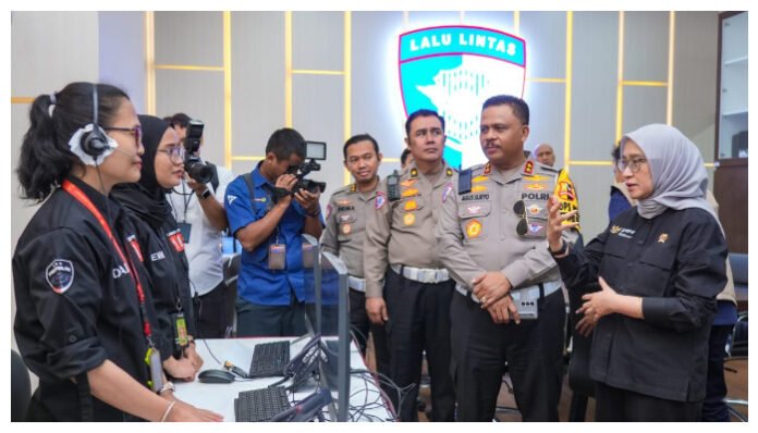 Kunjungan MenPAN-RB Rini Widyantini di Gedung NTMC Korlantas Polri, Jakarta. (Doc. Korlantas Polri)