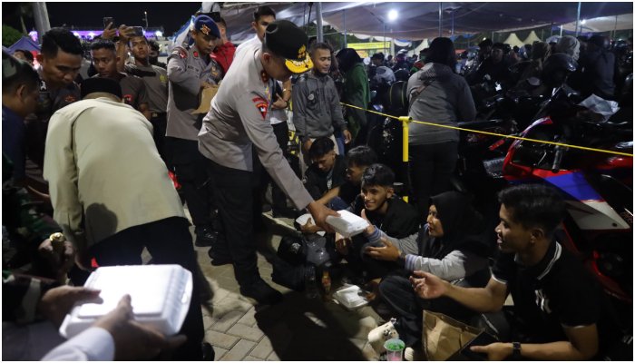 Polisi membagikan makan sahur kepada pemudi di Pelabuhan Ciwandan, Sabtu 29 Maret 2025 (Doc. Bidhumas Polda Banten)