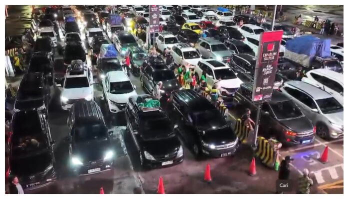 RIbuan kendaraan pemudik memadati kantong parkir Pelabuhan Merak (Banten TV)