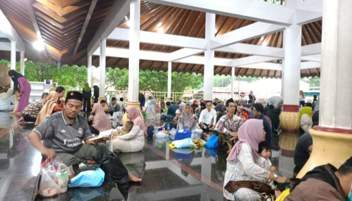 Menjelang waktu Magrib sore ini, masyarakat kembali bersiap menyambut momen berbuka puasa setelah seharian menjalankan ibadah puasa.