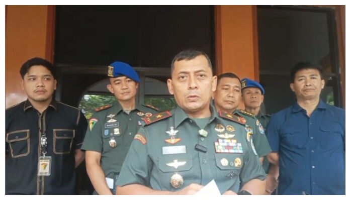 Komandan Korem (Danrem) 064/Maulana Yusuf, Brigjen TNI Andrian saat memberikan keterangan Pers di Makorem, Senin 21 April 2025, terkait Penganiayaan yang menyebabkan seorang pemuda tewas. (Foto: Banten TV/Jaya)