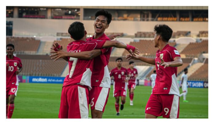 Evandra dkk merayakan gol saat melawan Yaman, di Stadion Pangeran Abdullah Al Faisal, Jeddah, Arab Saudi. (PSSI). Timnas U-17 Melaju! Ini Lawan Indonesia Jika Lolos ke Perempat Final AFC U-17 2025