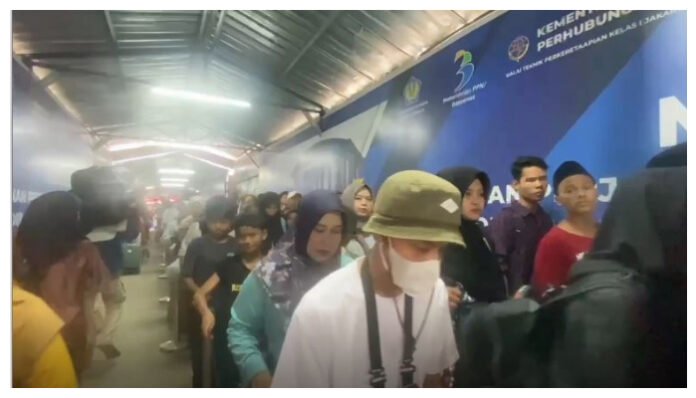 20 Ribu Pemudik Gunakan Commuter Line di Arus Balik Lebaran (Foto: Banten TV/Nano)