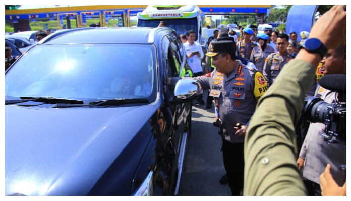 Kapolri Jenderal Pol. Listyo Sigit Prabowo memimpin langsung pelepasan (flag off) pemberlakuan one way di GT Kalikangkung (Foto: Humas Polri)