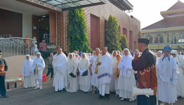 Para Jemaah Calon Haji sedang mengikuti bimbingan manasik di Graha Pena Radar Banten, Kamis 24 April 2025 (Foto: Banten TV/Erina)