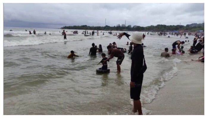 Seorang Wisatawan Terseret Arus Ombak di Pantai Carita (Banten TV)