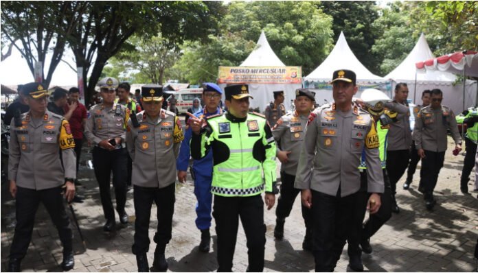 Wakapolri Komjen Pol Ahmad Dofiri Tinjau Wisata Pantai Anyer, Pastikan Kelancaran dan Keamanan Libur Lebaran (Humas Polda Banten)