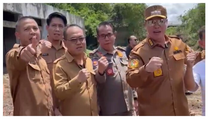 Budi Rustandi dan jajaran Pemkot Serang saat meninjau lokasi relokasi PKL Pasar Rau, Serang, Banten. (Foto: Banten TV/Jaya)