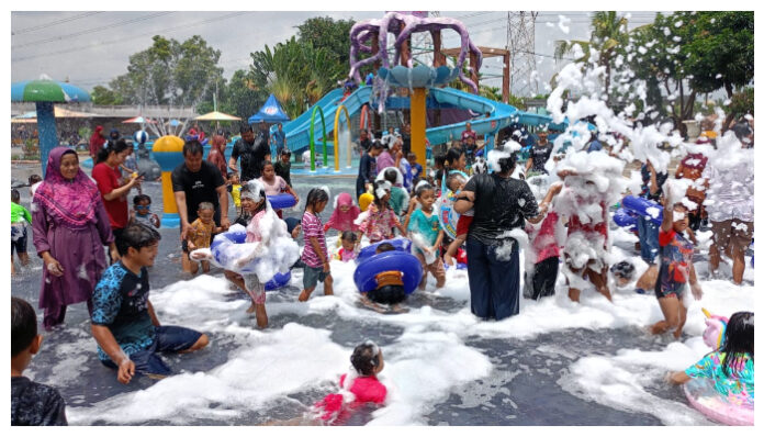 Pesona Waterpark Ramai Dikunjungi Warga Usai Lebaran (Foto: Lilik HN)