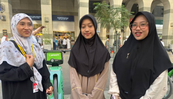 Dari kanan: Alya Laily Afifah, haji termuda Indonesia bersama kakak Nasywa Raudhatul Azka dan Neng Nurjannah (Ibu).