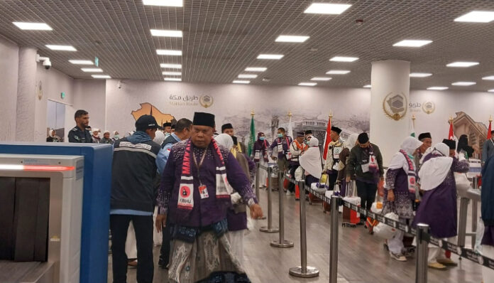 Jemaah haji Indonesia dari 210 kelompok terbang (kloter) atau 81.632 jemaah telah tiba di Madinah, Arab Saudi. (Foto: Dok Kemenag)