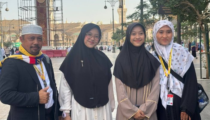 Dari kiri: Aep Ahmad Sayuti, Nasywa Raudhatul Azka, Alya Laily Afifah, dan Neng Nurjannah.