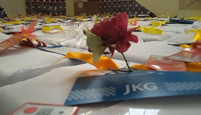 Kreatif! Koper Jamaah Haji Kloter 49 Lebak Dihiasi Gantungan Unik (Foto: Banten TV)