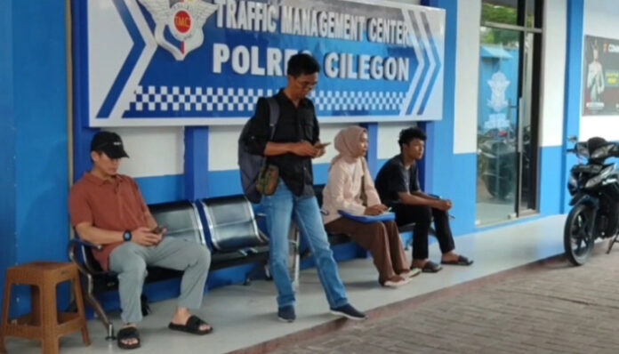 Satlantas Polres Cilegon kini membuka layanan pengurusan tilang ETLE dan STNK terblokir. (Foto: Banten TV)