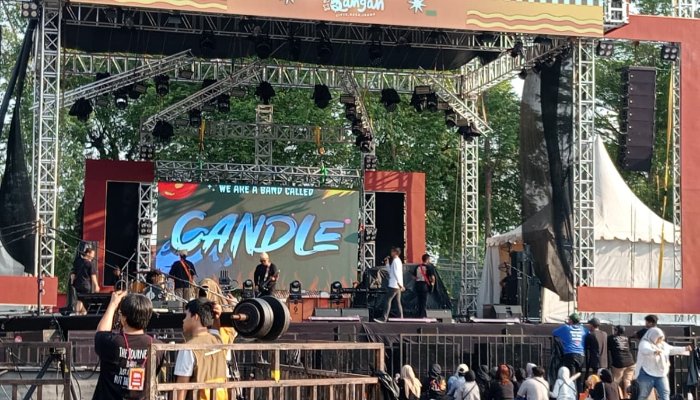 Salah satu grup band asal Banten ‘Candle Band’ membuka panggung utama Pesta Mangan 2025. (Foto: Banten TV)