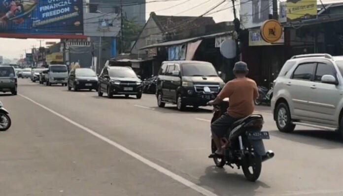 Libur Panjang Anyer Padat, Polisi Berlakukan One Way Antisipasi Kemacetan. (Foto: Banten TV)
