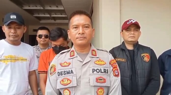YS, pelaku bobol rumah yang merupakan anggota ormas perguruan silat, diamankan aparat Polsek Carenang.