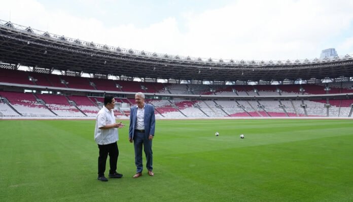 Ketua PSSI Erick Thohir dan FIFA Director Theodore Giannikos, meninjau kesiapan Stadion Gelora Bung Karno (SUGBK), Sabtu 24 Mei 2025. (Foto: Instagram/@erickthohir)