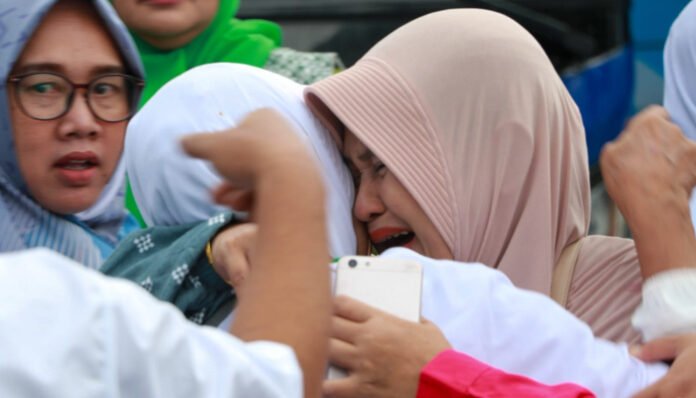 Suasana Haru Warnai Keberangkatan Jemaah Haji Kabupaten Serang 2025, di halaman Pendopo Kabupaten Serang, Senin 12 Mei 2025. (Foto: Diskominfo Kab. Serang)