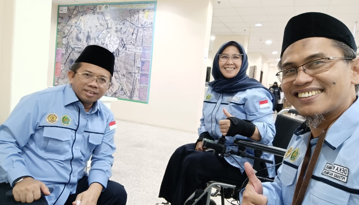 Ketua Petugas Penyelenggara Ibadah Haji (PPIH) Arab Saudi Muchlis M. Hanafi, saat bertemu petugas haji di Makkah, Minggu 11Mei 2025. (Foto: Dok. Kemenag)