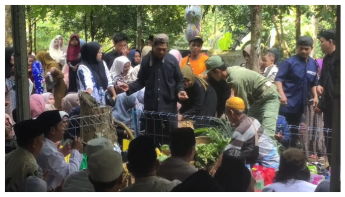 Ribuan warga Desa Ciuyah, Kecamatan Sajira, Kabupaten Lebak, menggelar ritual Ngembang. (Foto: Banten TV)