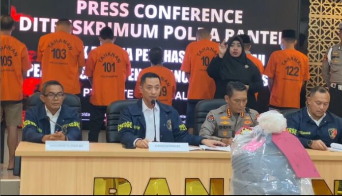 Konferensi pers Aksi Unjuk Rasa Berujung Sweeping dan Perusakan PT lotte Chemical di Mapolda Banten, Senin 30 Juni 2025. (Foto: Banten TV)