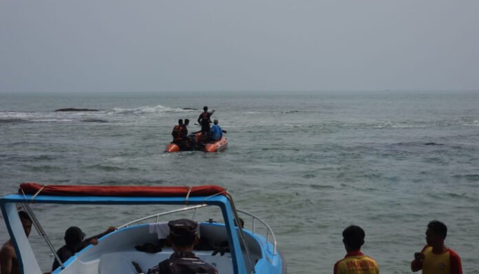 Basarnas Banten dan tim Gabungan mencari bocah laki laki yang hilang terseret ombak di Pantai Karang Bolong, Anyer, Senin 9 Juni 2025, (Foto: Dok. Basarnas Banten)