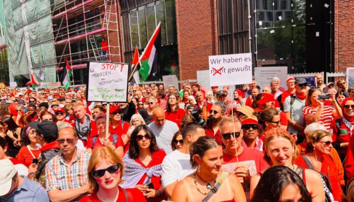 Lautan Merah di Den Haag: Aksi Solidaritas Global untuk Palestina. (Foto: X/@AmalJadou7)