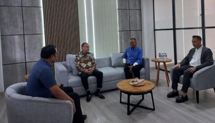 Berkunjung ke Disway, Momen Akrab Dasco dan Raffi Ahmad Bareng Dahlan Iskan. (Foto: Disway)