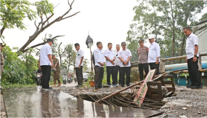 Wakil Bupati Serang, Muhammad Najib Hamas, meninjau lokasi jembatan Cikambuy Rabu, 18 Juni 2025. Foto: Dok. Diskominfo Kab. Serang)