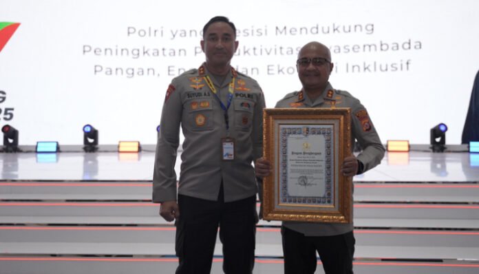 Kapolda Banten Irjen Pol. Suyudi Ario Seto dan Kapolres Serang AKBP Condro Sasongko, usai menerima penghargaan kategori Pelayanan Prima dari Kapolri Jenderal Polisi Listyo Sigit Prabowo, Kamis 19 Juni 2025. (Foto: Dok Polres Serang)