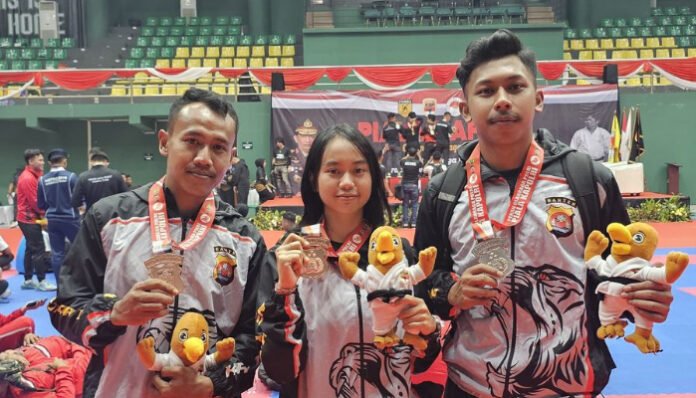 Karateka Polda Banten Sabet Tiga Medali di Kejurnas Piala Kapolri 2025. (Foto: Dok. Humas Polda Banten)