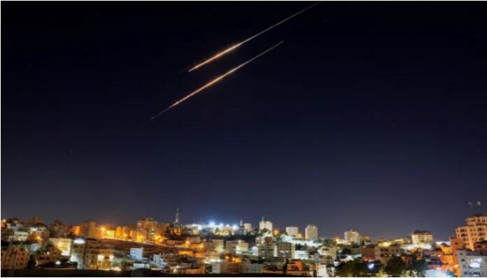 Rudal yang diluncurkan dari Iran ke arah Israel terlihat dari Hebron di Tepi Barat yang diduduki Israel pada 19 Juni 2025 (Mussa Issa Qawasma/Reuters)