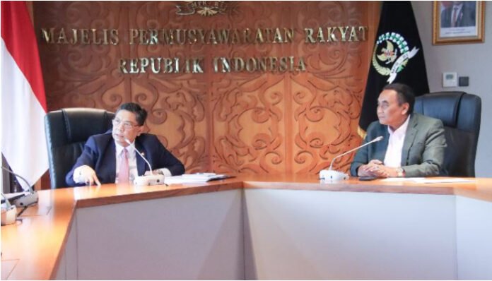 Wakil Ketua MPR RI, Bambang Wuryanto, bersama Ketua Fraksi PDIP DPR RI, Utut Adianto, menggelar konferensi pers membahas perang antara Iran dan Israel di Ruang Rapim Lantai 9, Gedung Nusantara III, pada Senin, 16 Juni 2025. (Foto: Dok. MPR RI)