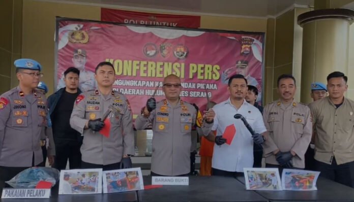 Kapolres Serang AKBP Condro Sasongko didampingi, Wakapolres Kompol Fauzan Afifi Kasatreskrim AKP Andi Kurniady ES Kanit Pidum Ipda Hendri dalam konferensi pers di Mapolres Serang, Senin, 30 Juni 2025. (Foto: Banten TV)