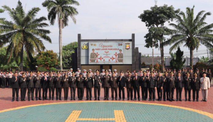 Pancasila Bukan Sekadar Simbol: Kapolda Banten Serukan Semangat Persatuan saat upacara peringatan hari lahir Pancasila, di lapangan Apel Polda Banten pada Senin 2 Juni 2025. (Foto: Humas Polda Banten)