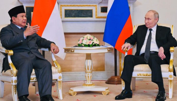 Presiden Prabowo Subianto dan Presiden Rusia Vladimir Putin bertemu dalam suasana hangat dan keakraban di Istana Konstantinovsky, St. Petersburg, Kamis 19 Juni 2025. (Foto: BPMI Setpres/Laily Rachev)