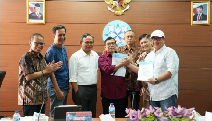Ketua Umum PWI Kongres Luar Biasa, Zulmansyah Sekedang (paling kanan), berjabat tangan dengan Ketua Umum PWI Kongres Bandung, Hendry Ch Bangun (keempat dari kiri) setelah menandatangani SK Panitia Bersama Kongres Persatuan PWI di Gedung Dewan Pers, Jakarta, Selasa 13 Juni 2025. Ikut menyaksikan, dari kiri ke kanan, Dahlan Dahi (mediator, anggota Dewan Pers), Yogi Hadi Ismanto (anggota Dewan Pers), Komaruddin Hidayat (Ketua Dewan Pers), Totok Suryanto (Wakil Ketua Dewan Pers), dan Wina Armada Sukardi (Sekjen PWI KLB).(Foto: Dok PWI)
