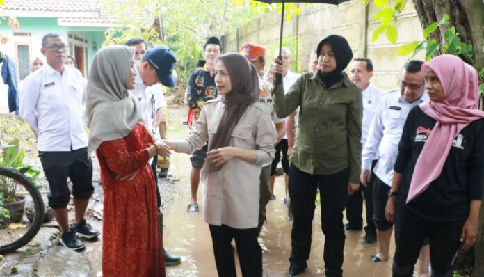 Bupati Serang Ratu Zakiyah tinjau banjir Pulo Ampel, untuk memastikan kondisi warga aman serta memantau secara langsung penyebab dan dampaknya, Rabu 18 Juni 2025. (Foto: Kominfo Kab. Serang)