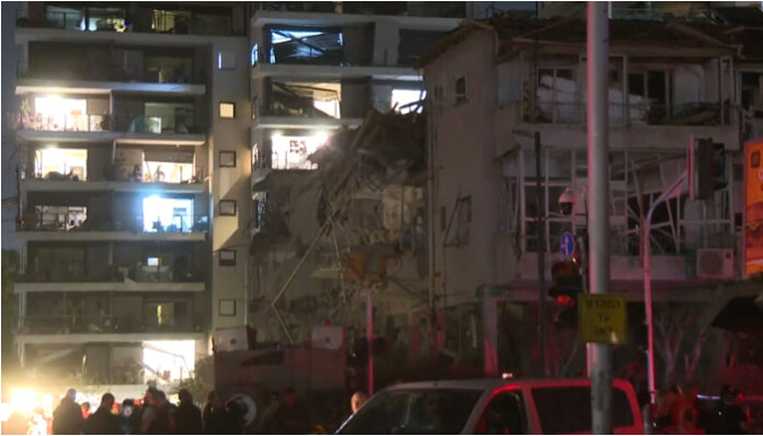 Iran meluncurkan ratusan rudal yang menghantam wilayah Tel Aviv dan sekitarnya pada Sabtu dini hari, 14 Juni 2025. (Screenshot video Reuters)