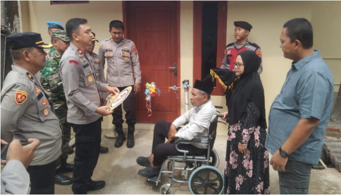Wakapolres Serang Kompol Fauzan Afifi mewakili Kapolres AKBP Condro Sasongko secara simbolis menyerahkan kunci hasil program bedah rumah kepada Bripka (Pur) Pardjo, di Komplek Perumahan Bumi Ciruas Permai, Desa Ranjeng, Kecamatan Ciruas, Kabupaten Serang, Jumat 27 Juni 2025. (Dok. Polres Serang)