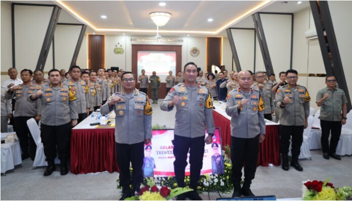 Kapolda Banten Irjen Pol. Suyudi Ario Seto (tengah) bersama jajaran pejabat utama Polda Banten berfoto usai kegiatan Analisa dan Evaluasi (Anev) Kamtibmas Triwulan II Tahun 2025 di Aula Polresta Serang Kota, Selasa 22 Juli 2025.
