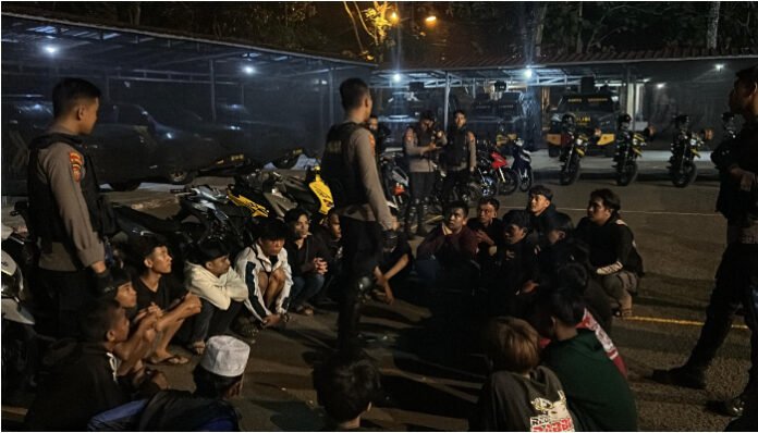 Petugas Raimas Polda Banten memberikan pembinaan kepada puluhan remaja yang terjaring patroli malam di kawasan KP3B, Sabtu malam, 26 Juli 2025.