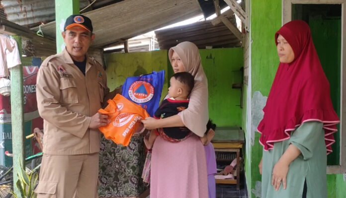 BPBD Kota Serang salurkan bantuan kedaruratan korban rumah ambruk.